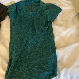 Run swiftly green grey top